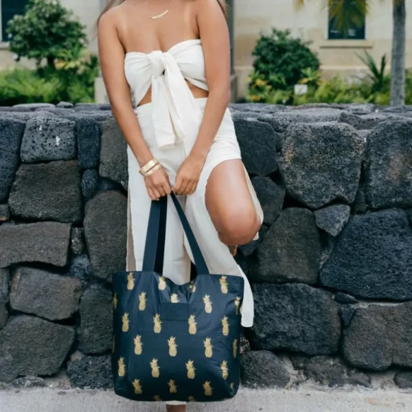 aloha_pineapple_royale_da_1.webp Aloha Pineapple Royale Day Tripper In Gold On Black< Shopping Totes | Beach Bags