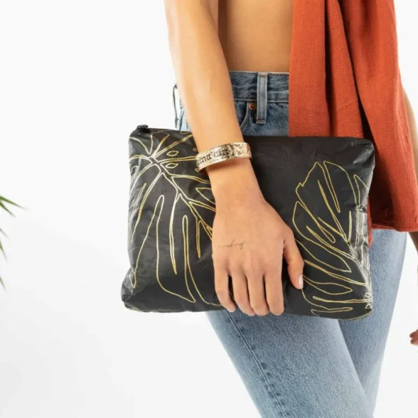 womens_aloha_mid_lnai_pou_1.webp Aloha Women's Mid Lānai Pouch In Gold On Black<Women Toiletry Bags | Cosmetic Bags