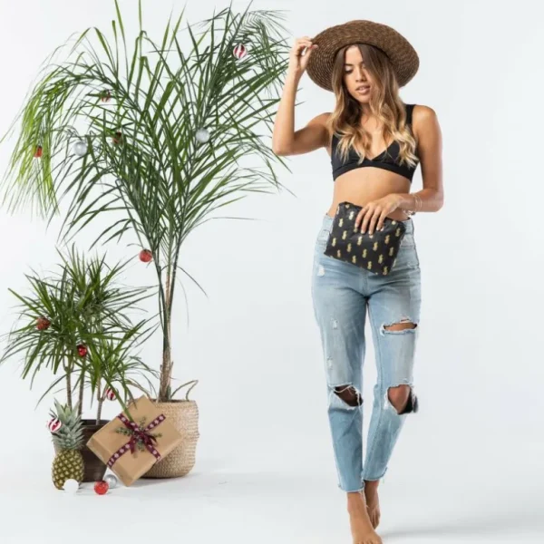 womens_aloha_small_pineap_2.webp Aloha Women's Small Pineapple Royale Pouch In Gold On Black<Women Toiletry Bags | Cosmetic Bags